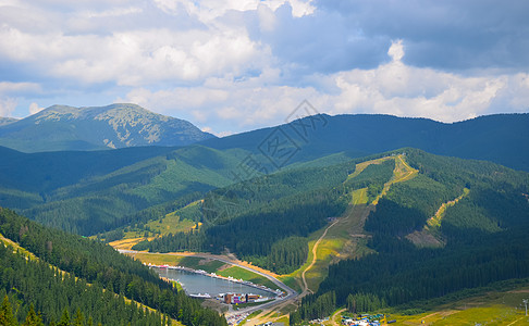 山地风景与山谷的一个城镇木头蓝色旅行森林荒野土地房子高山村庄全景图片