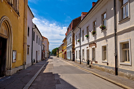 Karlovac镇街头观石头长廊城市雕像地标景观正方形街景汽车建筑学图片