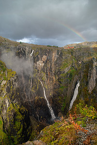 在Hardangerv附近著名的沃林斯福森瀑布上的彩虹图片