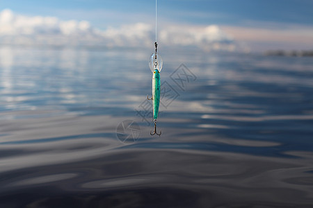 钓鱼线上的贩子海景垂钓者蓝色纺纱鱼钩巨魔绳索诱饵图片
