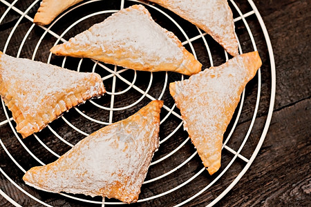 圣诞节美食粉末糖下樱桃的层形角摄影馅饼面团烘烤面包文化早餐温度金子甜点背景