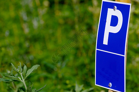 蓝色停车牌 上面有绿色背景的P字四边形停车场暗示公园客人警告象形安装信号交通图片