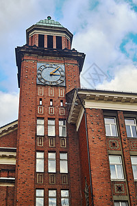 红砖时钟塔楼的大楼背景图片