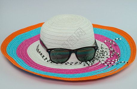 白色太阳帽白色背角的白面条上 各种颜色的太阳镜背景