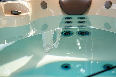 热浴池水的封闭温度按摩卫生喷射奢华水疗乐趣浴缸水池房间图片