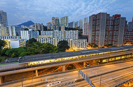 晚上在市中心的kwuntong运输交通住宅电车大灯小时景观铁路建筑运动图片