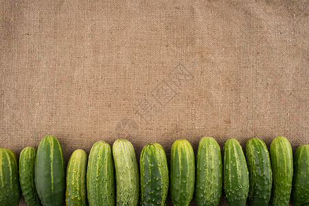 新鲜的青黄瓜 在布隆普的背景营养白色收获蔬菜水果绿色植物养分图片