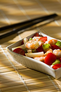 竹桌布和筷子上的虾沙拉图片