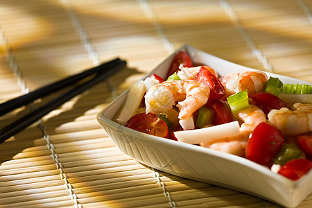 虾沙拉加竹桌布和筷子图片