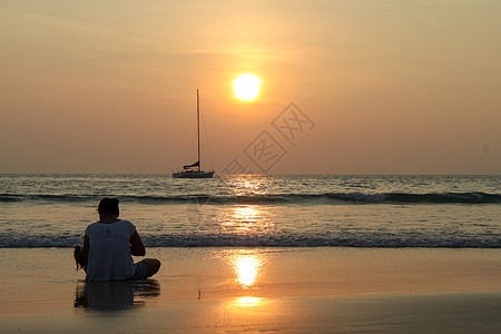 夕阳西下坐在海边 看着一艘过往的小船 穿着浅色夏装的女孩 她看着太阳落在地平线上图片