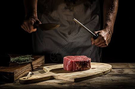 厨师屠夫准备牛肉牛排酒店男性广告位职业厨房牛肉木板菜刀烹饪盘子图片