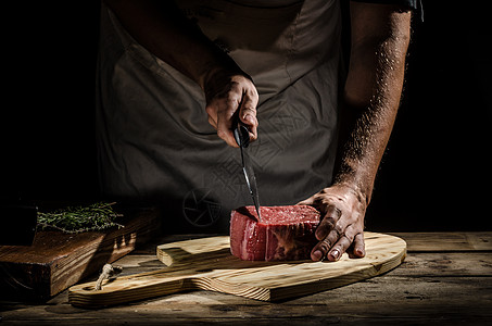 厨师屠夫准备牛肉牛排肋骨厨房美食菜刀酒店盘子牛肉职业男人男性图片