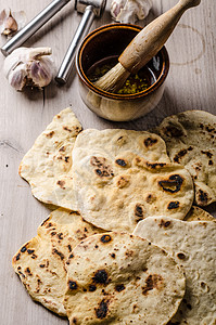 土制印度玉米面包食物小麦生物香菜大蒜芝士美食盘子草本植物饥饿图片