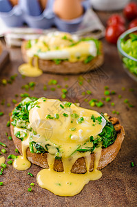 配菠菜的鸡蛋食物黄油火腿英语蔬菜烹饪小吃脆皮面包早餐图片