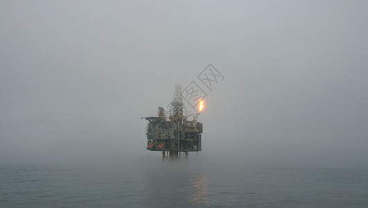 石油钻井机工作照片耀斑钻孔石油工业海洋气体背景图片