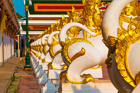 泰国泰国 Wat Pra的雕塑龙文化寺庙蓝色天空雕像金子艺术宗教传统建筑学图片