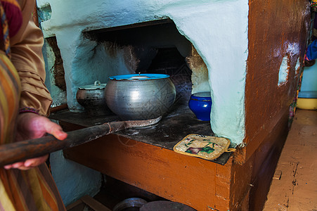 在俄罗斯炉灶中做饭盘子石头餐具厨房烹饪火焰乡村房子面包美食图片