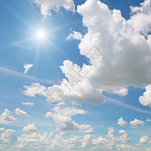 太阳在蓝天空中 白云笼罩着光束天空照片日光气候晴天天气季节星星射线图片