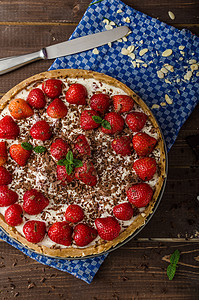 夏季草莓芝士蛋糕巧克力水果杏仁烘烤糕点生日坚果食物甜点奶油图片