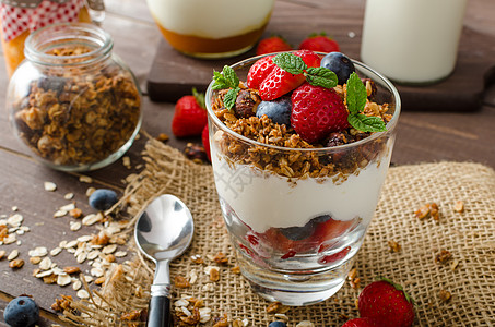 酸奶加面包面粉和小玻璃浆果水果蜂蜜小吃生物食物燕麦坚果勺子饮食早餐图片