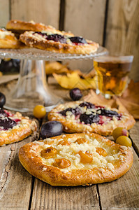 传统捷克蛋糕 有梅和西瓜木头甜点桌子小吃水果早餐馅饼盘子糕点蓝色图片