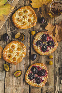 传统捷克蛋糕 有梅和西瓜桌子盘子木头糕点美食早餐面包水果奶奶甜点图片