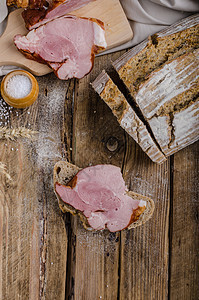 以自制面包为主的熏肉香肠木板桌子火腿拼盘作品乡村猪肉肉类小吃图片