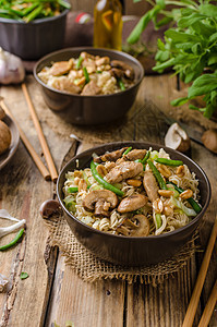 中国面条和棕蘑菇食物餐厅胡椒烹饪洋葱午餐蔬菜油炸筷子牛肉图片