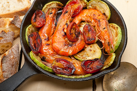 烤虾和西红番茄平底锅贝类面包甲壳烹饪炙烤对虾美味烧烤小吃背景