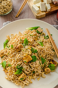 中国豆腐和腰果面条餐厅筷子拉面油炸胡椒美食豆腐沙拉盘子蔬菜图片