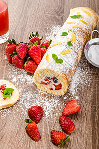 配有草莓和蓝莓的海绵卷糖果面包蛋糕盘子水果海绵甜点早餐糕点巧克力图片