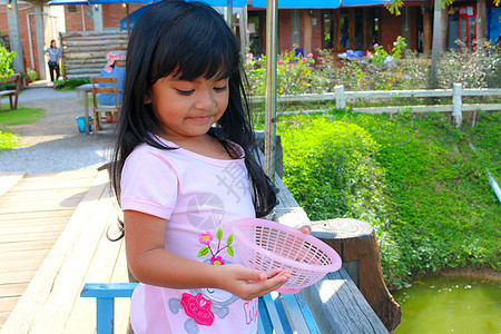 漂亮女孩在喂鱼反射建筑学孩子建筑动物花园乐趣喜悦婴儿家庭图片