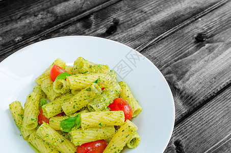 里加多尼意大利面 配有蛋白害虫和雪利番茄蔬菜胡椒香蒜美食花朵午餐营养派对盘子小麦图片