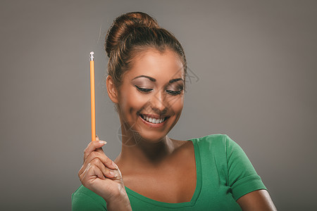 带铅笔的女孩沉思水平思维学生幸福背景图片