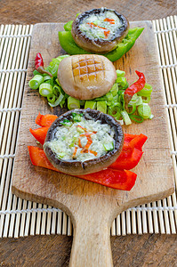 含蓝奶酪的烤面包机早餐美食小吃食物营养午餐蔬菜盘子草本植物香菜图片