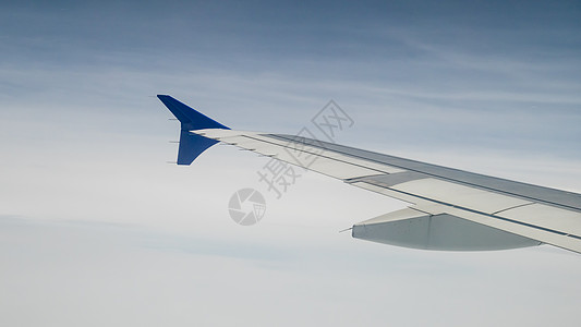 飞机机翼在天空上空气多云水平旅行运输白色气氛自由天线航班背景图片