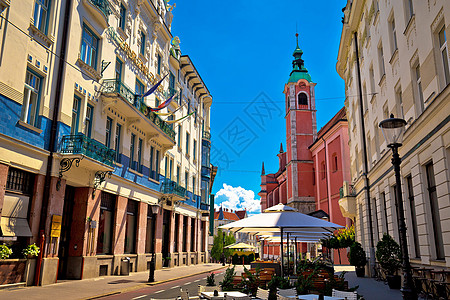 城市街景卢布尔雅那与咖啡厅和教堂的街景背景