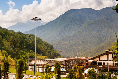 山上舒适的酒店季节奢华高楼空气建筑森林绿色白色旅行闲暇背景图片