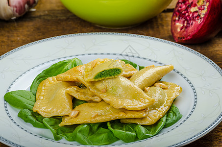 土生土长的腊肠加菠菜和里米卡美食草本植物饺子厨房盘子生物午餐糖类桌子面粉图片