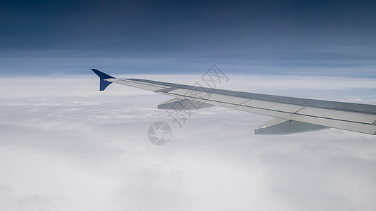 飞机机翼在天空上气氛白色蓝色旅行运输空气自由多云天线水平背景图片