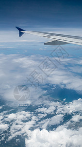 空中的飞机机翼自由气氛旅行水平航班蓝色运输多云天线空气背景图片