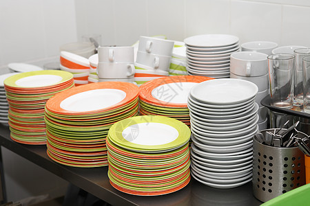 干净的洗碗套装厨房洗涤用具咖啡店家庭杯子餐具陶器餐厅商业图片