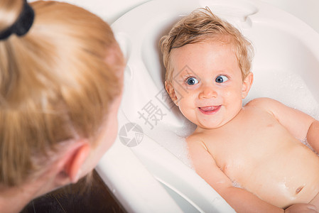 洗澡时的母亲和小婴儿男孩图片