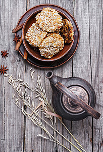 秋季燕麦饼干蛋糕盘子麦片早餐美食糕点烘烤餐巾棕褐色谷物背景图片