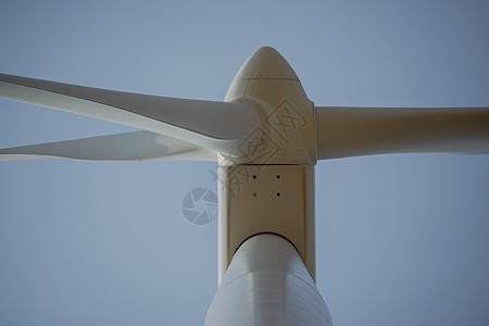 阳光明媚的风涡轮素蓝色绿色工业力量气候太阳涡轮天空技术风车背景图片