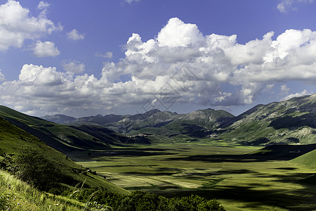 卡斯特利奇奥德诺尔西亚山脉乡村蓝色天空花朵农村全景绿色地标农业图片