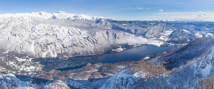 博欣吉湖和周围山丘的景象在冬天高度森林树木风景天空全景高山冰川公园生态图片