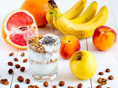 酸奶 有新鲜水果和坚果产品小屋饮食奶制品柚子食物营养香蕉小吃玻璃图片