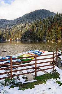 罗马尼亚红湖Lacul Rosu与雪雪季节公园峡谷岩石环境松树蓝色天空国家旅游图片