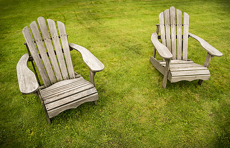两张阿迪隆达克椅子花园木椅花园椅白色红叶灌木红色植物图片